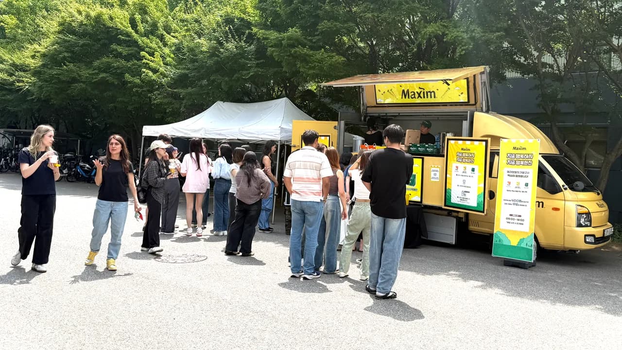동서식품 커피차 대학생 샘플링 이미지 3